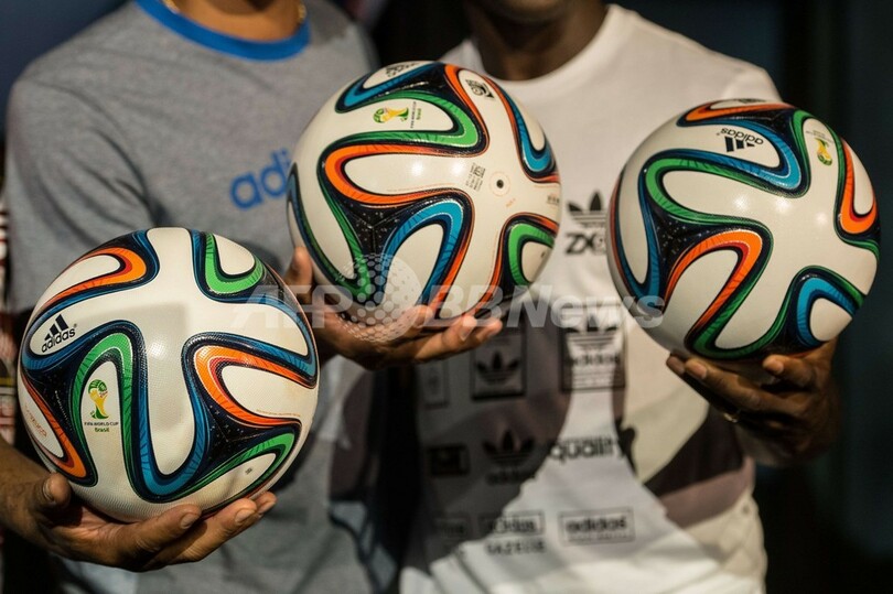 W杯ブラジル大会公式球「ブラズーカ」がお披露目