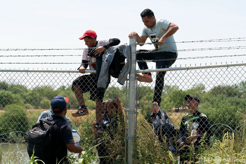 【今日の1枚】有刺鉄線にためらいなく 米テキサス