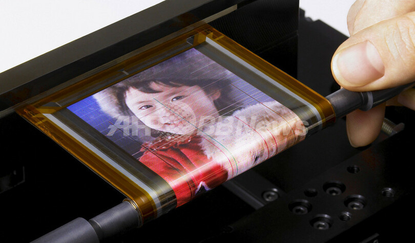 世界初、鉛筆に巻ける薄さ ソニーの有機ELディスプレー