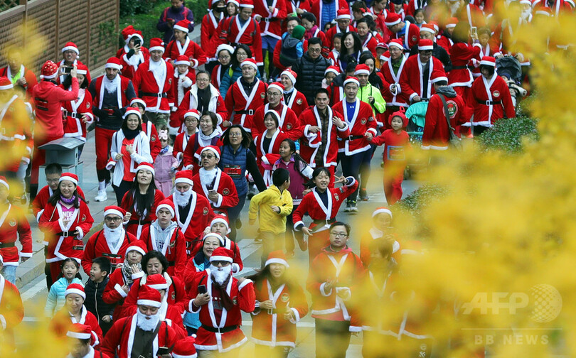 トナカイに乗らず走るサンタクロース　上海でチャリティーマラソン