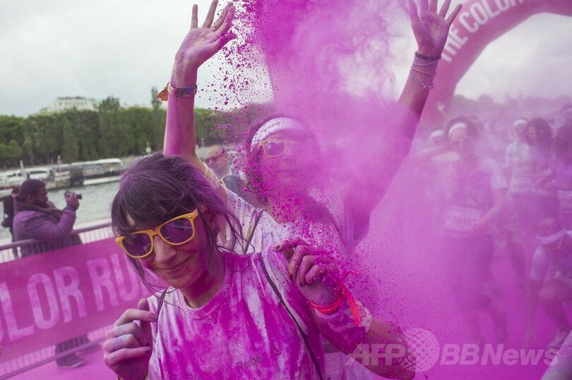 順位も賞金もなし、あるのは色粉だけ 仏で「カラー・ラン」