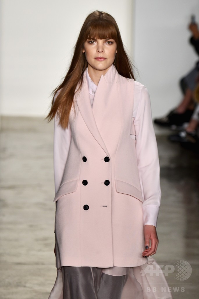 モノトーンにピンクや赤を織り交ぜて、「マリッサ・ウェッブ」15/16年秋冬