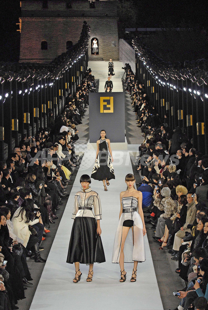フェンディ、万里の長城でファッションショー