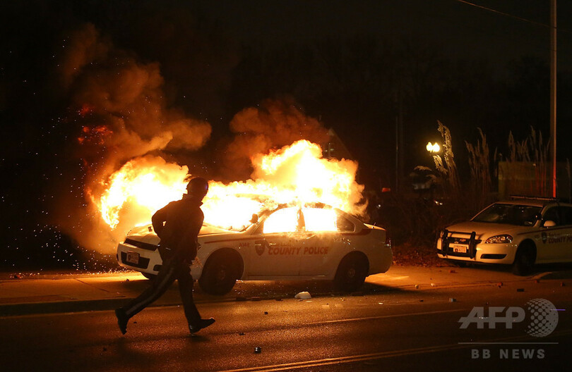 米警察、白人警官不起訴に抗議のデモ隊に催涙ガス使用