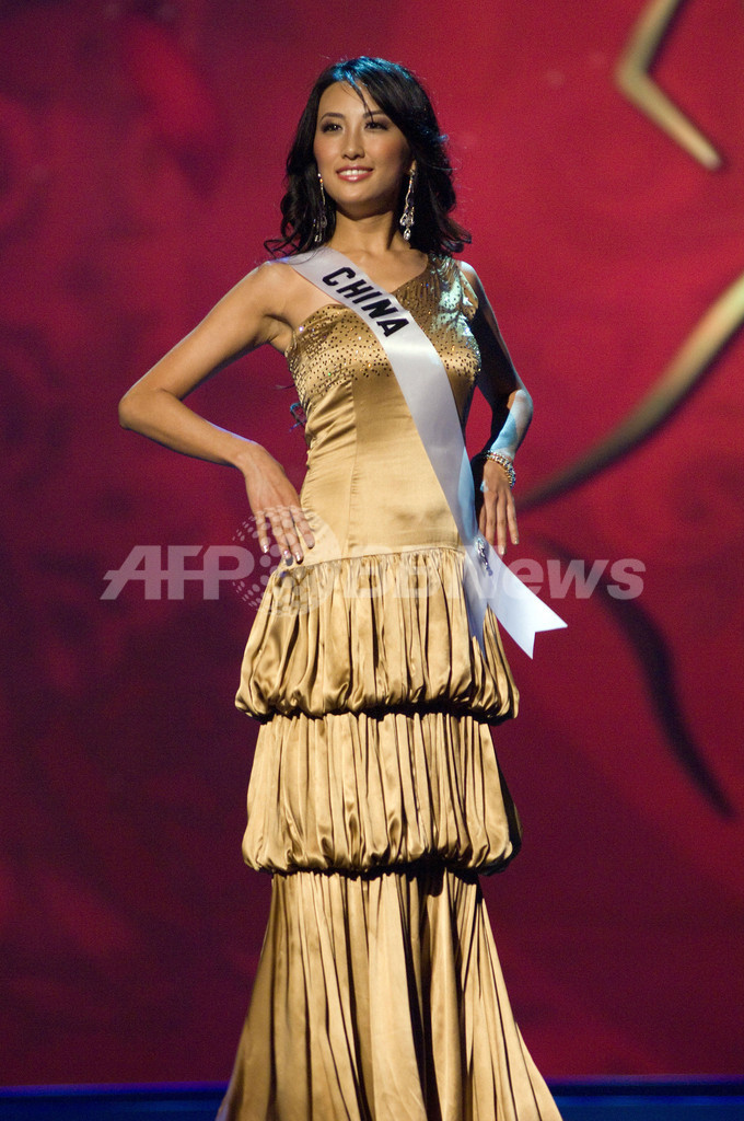 「2008ミス・ユニバース」美馬寛子さんら各国代表、イブニングドレスで登場