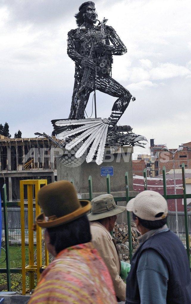 革命的アート？斬新なゲバラ像、ボリビア