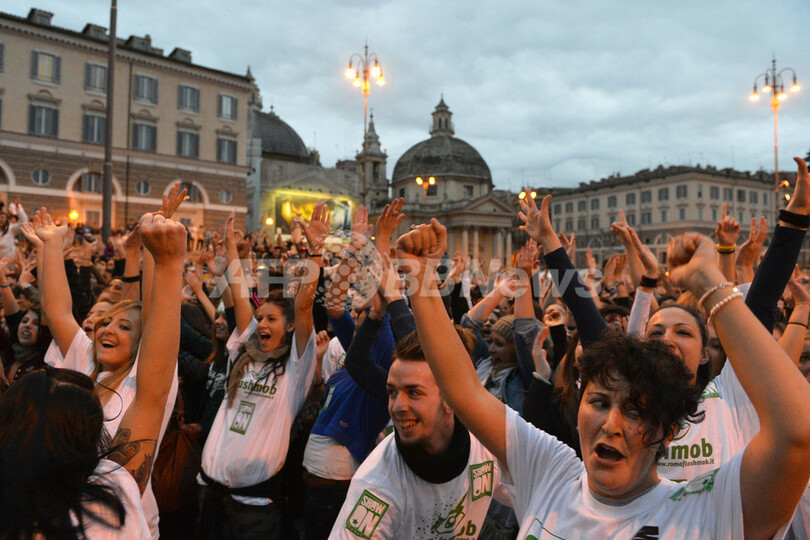 5000人が「江南スタイル」、伊ローマで突発ダンス