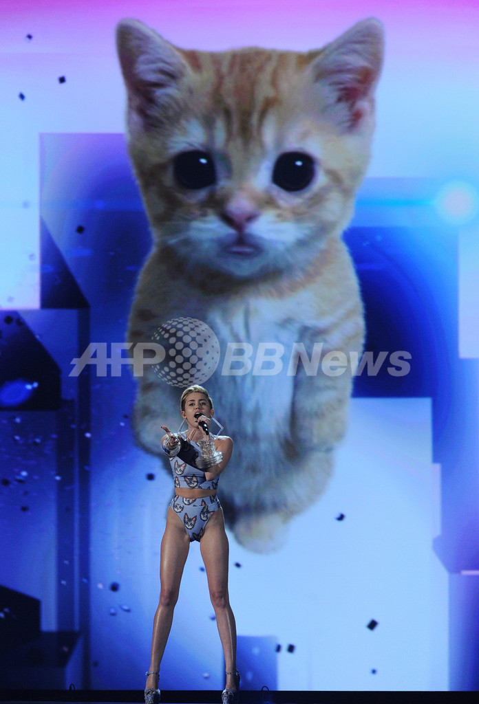 マイリー・サイラス、迫力の猫ビキニでパフォーマンス