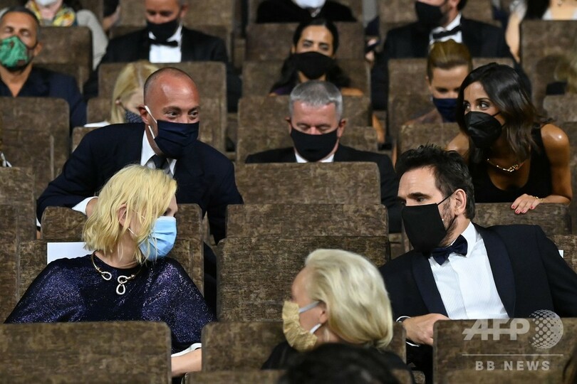 ベネチア映画祭、マスク着用で開幕 栄誉賞にT・スウィントン