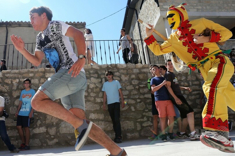 見ていてハラハラ! 赤ちゃんの上を飛び越える伝統行事 スペイン