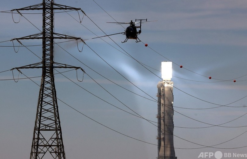 【今日の1枚】ヘリで送電線を清掃、240メートルのソーラータワー前で