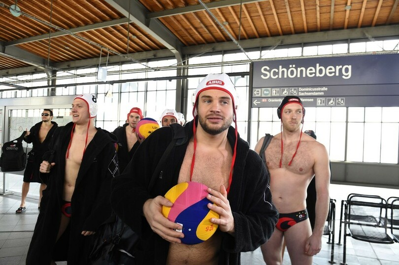 ドイツの水球チーム、駅で肉体美を披露 試合を宣伝