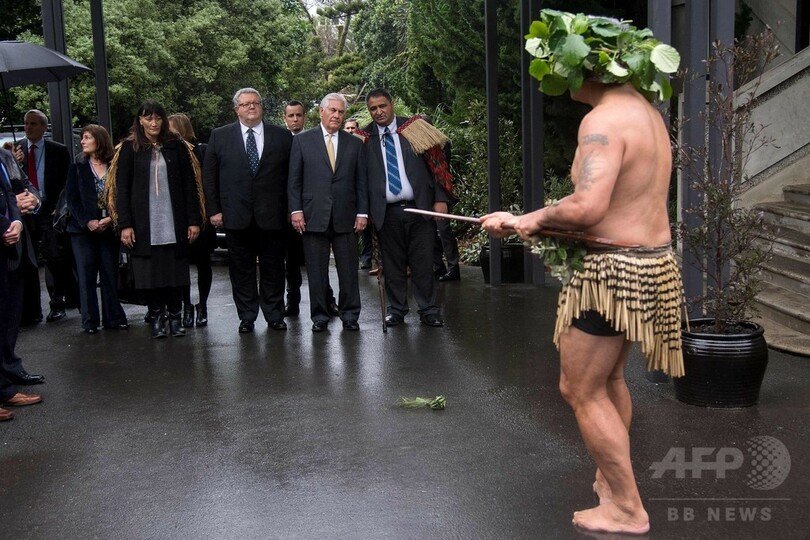 鼻もつぶれるほどに…米国務長官、NZでマオリ式の歓迎
