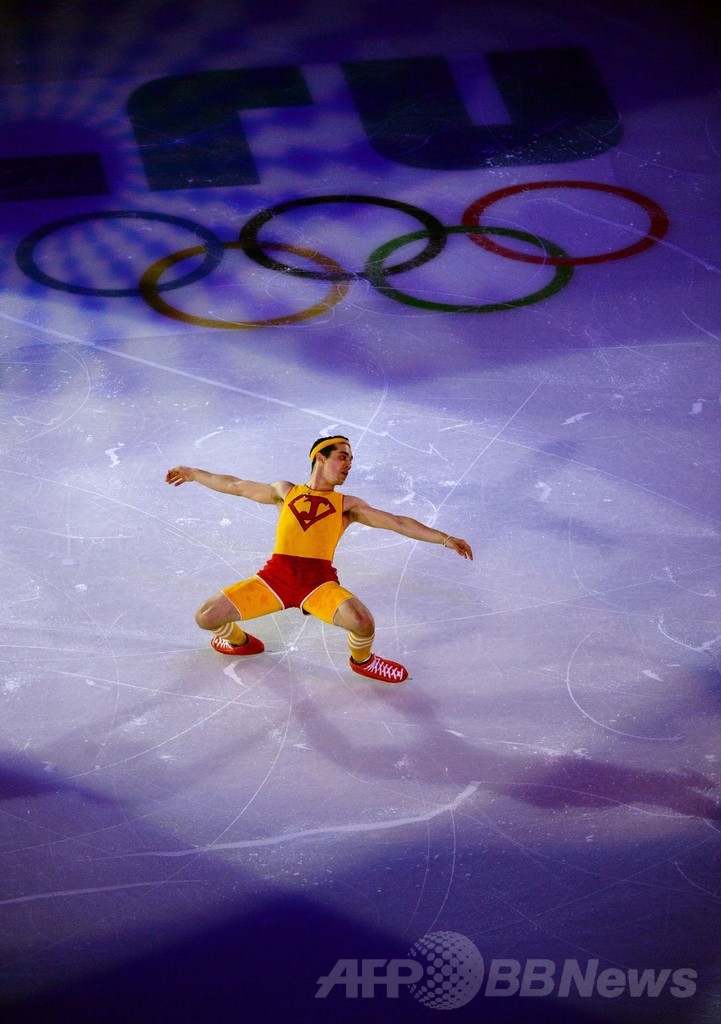 フィギュアスケートのエキシビションで選手が華麗な演技、ソチ五輪
