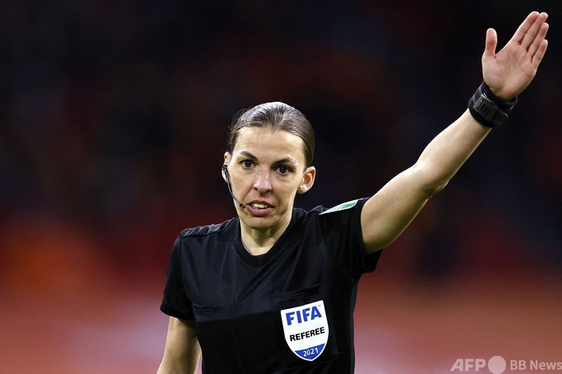女性主審フラパール氏 史上初男子w杯予選で笛 写真1枚 国際ニュース Afpbb News 女性主審フラパール氏 史上初男子w杯予選で笛 写真1枚 国際ニュース Afpbb News