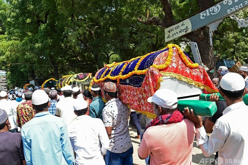 あまりに死者が多く埋葬に列 インド橋崩落事故