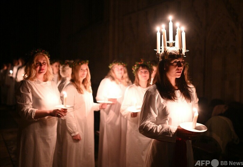 ろうそくの冠を頭に、英で「聖ルチア祭」