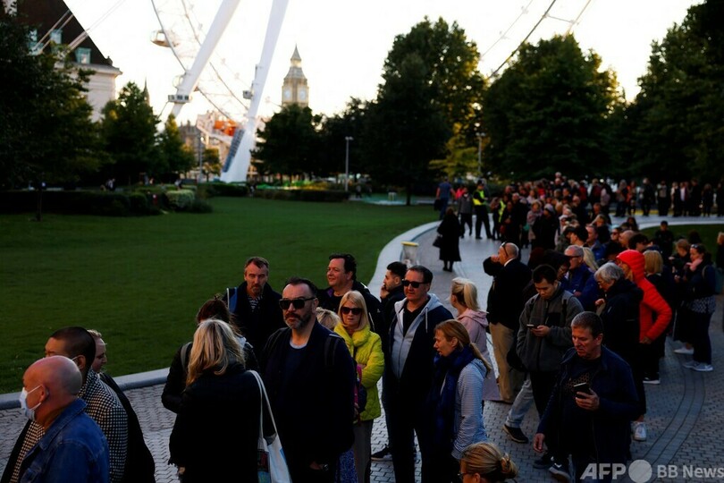 英女王弔問の列、最大24時間待ちに