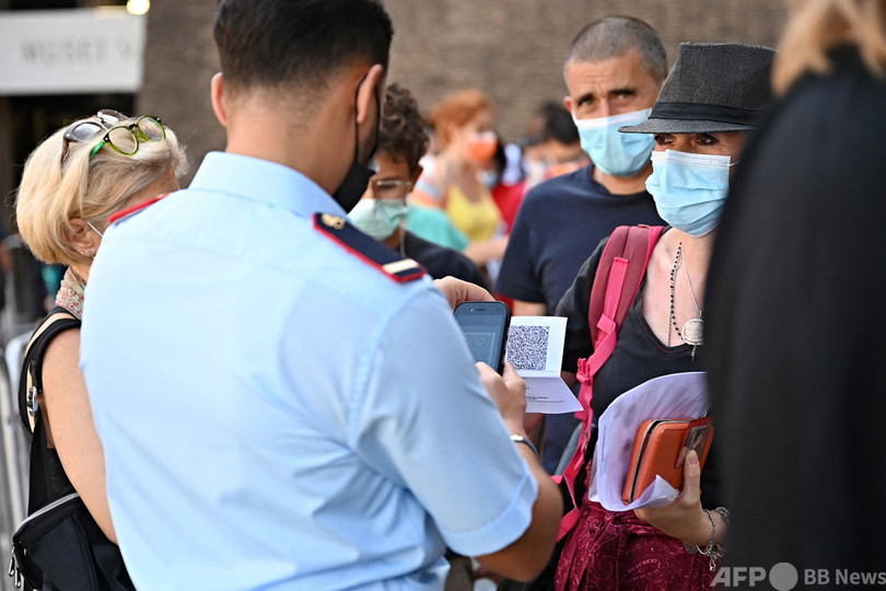 「スキャンはここを」 ワクチン証明を腕にタトゥー イタリア