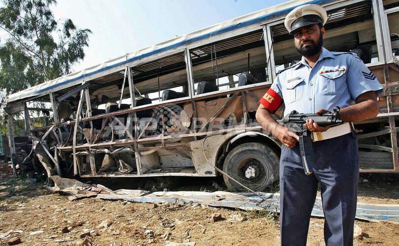 パキスタンで空軍の移動バスに自爆攻撃、8人死亡