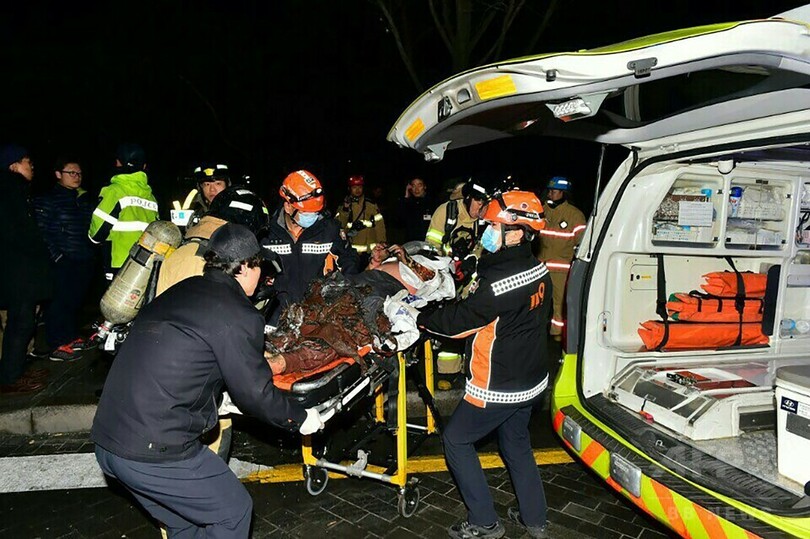 朴氏の退陣求める集会で僧侶が焼身自殺図る 韓国