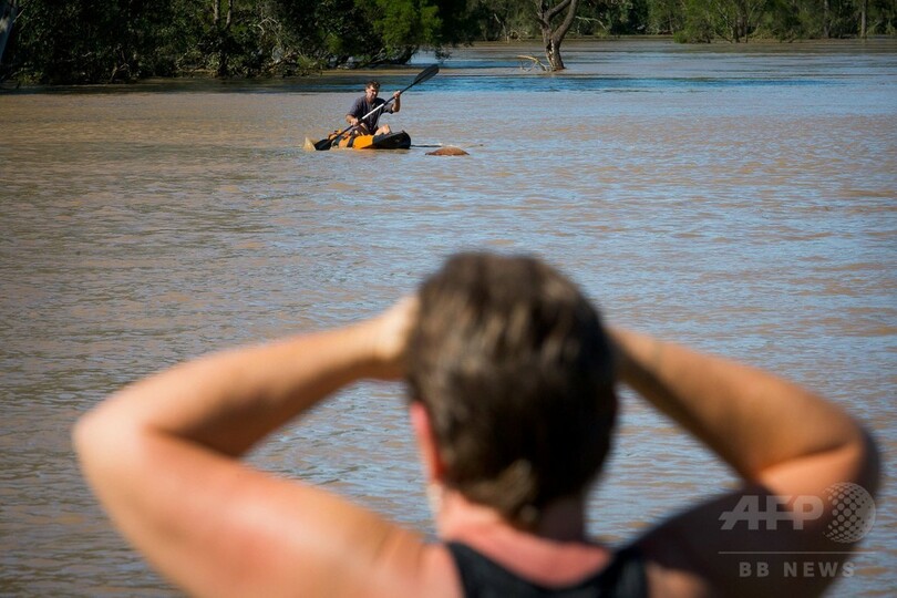 豪洪水、河川の水位1世紀ぶりの高さへ 2人死亡 4人行方不明