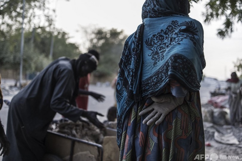 高温と粉じん マスク無しで建設廃材を砕く女性たち チャド