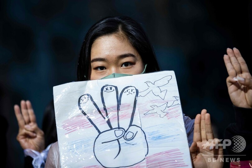 渋谷でタイ民主化デモ、自由示す3本指のサイン掲げる