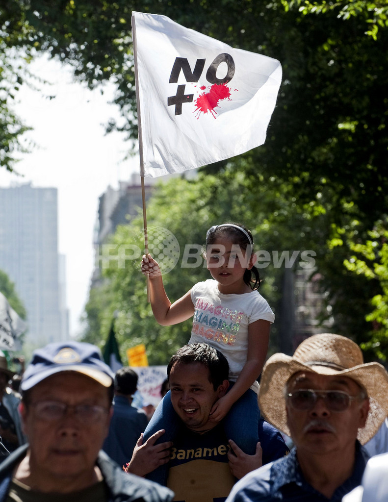 麻薬抗争はもうゴメンだ！沈黙のデモ行進に数万人 メキシコ