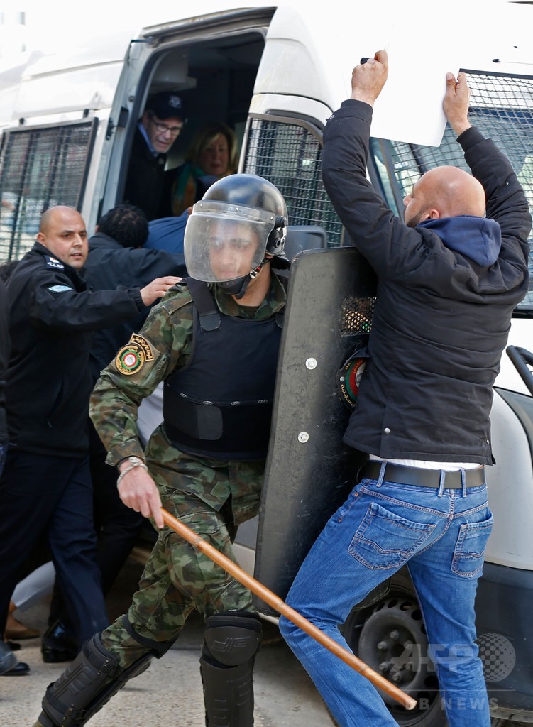 米派遣団に卵投げ付け、エルサレム首都認定に抗議 パレスチナ