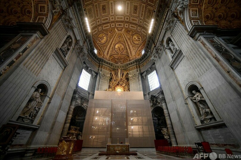 バチカン大聖堂、金箔の天蓋修復