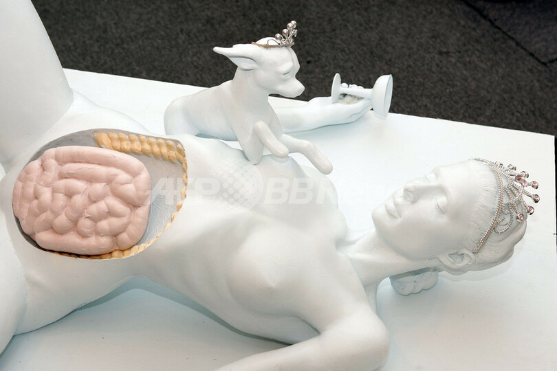 パリス・ヒルトン「全裸死体」彫像が公開中 - 米国