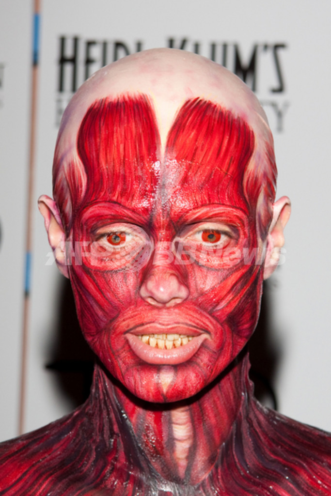 ハイディ・クルムのハロウィーン、今年は生々しい“筋肉標本”に