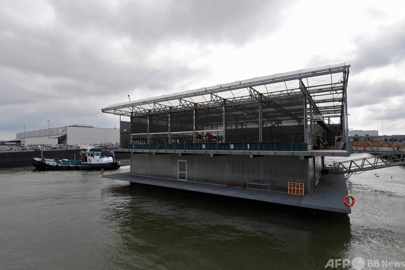 オランダ水上酪農場、気候への影響減を目指す 黒字化も目前