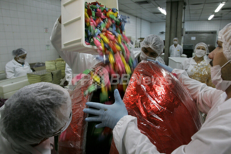 無数のチョコレート菓子が詰まった巨大イースターエッグ、ブラジル