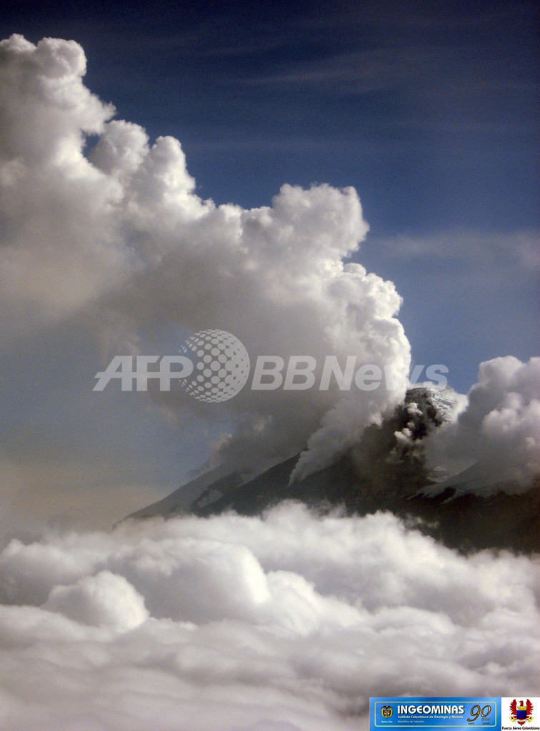 ネバドデルウイラ火山噴火で現地の交通遮断　コロンビア