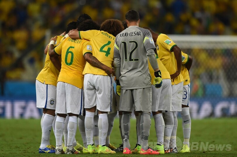 ブラジルがコロンビア下し準決勝へ、ネイマールは負傷し担架で運ばれる