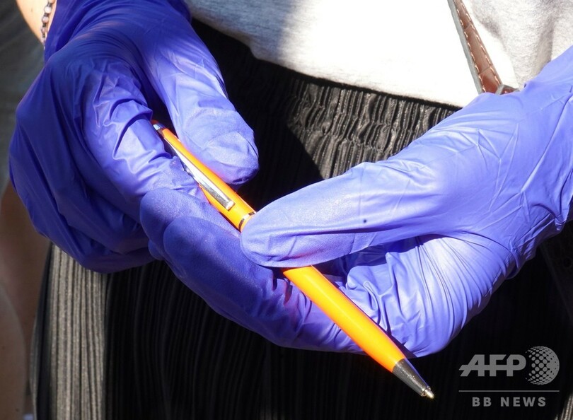 ポーランド大統領選、現職が過半数届かず決選投票へ