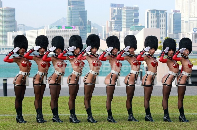 仏の老舗キャバレー「クレイジー・ホース」、初の香港公演始まる