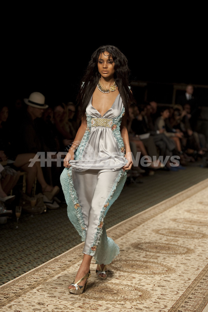 ウズベキスタン大統領の娘がNYでファッションショー、論争に