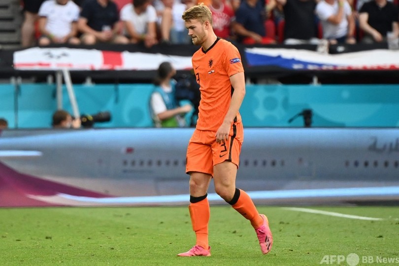 チェコが10人のオランダ下し8強入り 欧州選手権