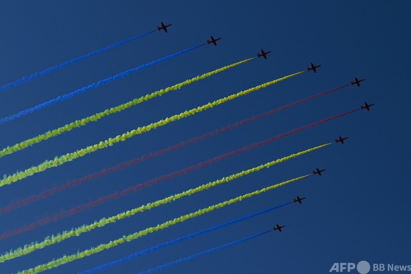 中国軍、共産党100周年式典リハーサルで曲芸飛行