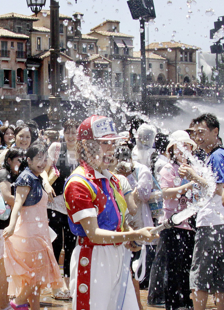 夏到来！ずぶ濡れで涼む来場客、ディズニーシー