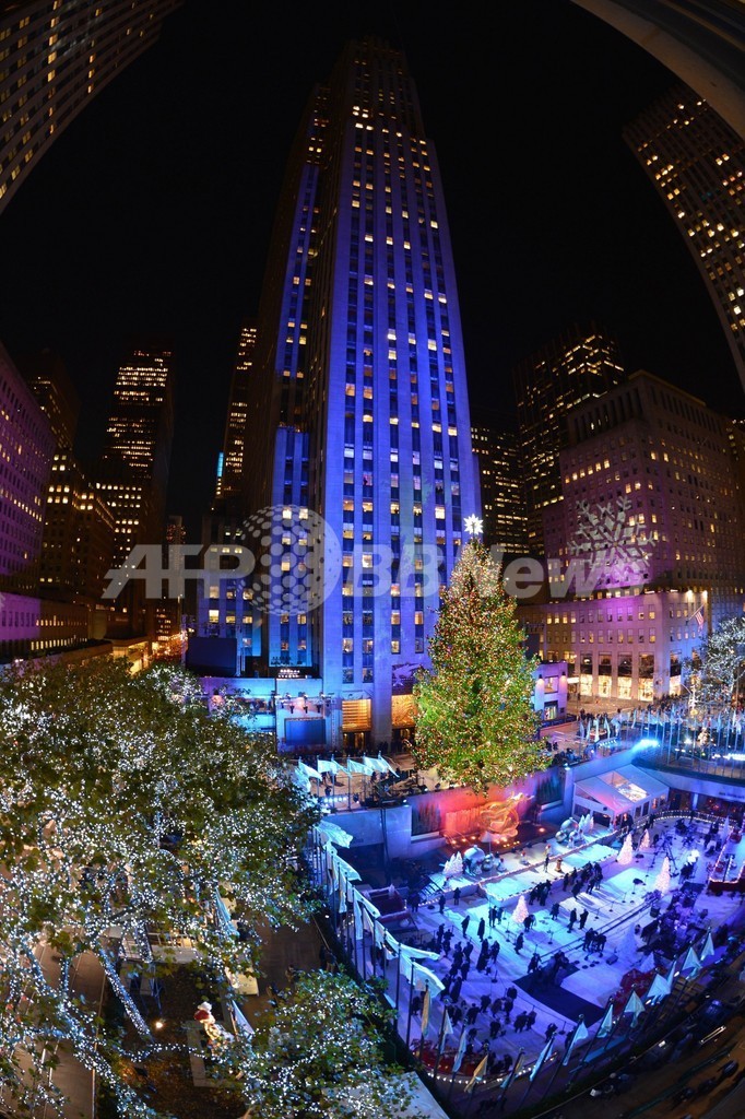 米ロックフェラーセンターのクリスマスツリー点灯