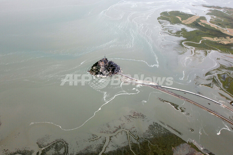 潮が満ちて「孤島」復活、世界遺産モンサンミシェル
