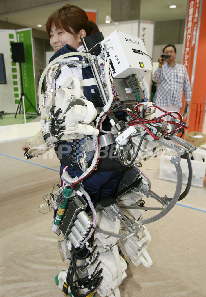 介護の新兵器登場、「パワーアシストスーツ」で重い人もラクラク