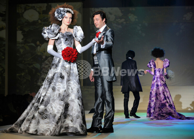 桂由美2010年グランドコレクション、鯛1800匹分の「うろこドレス」