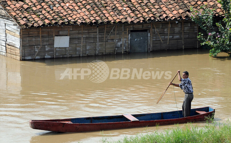 コロンビア西部、河川氾濫で洪水