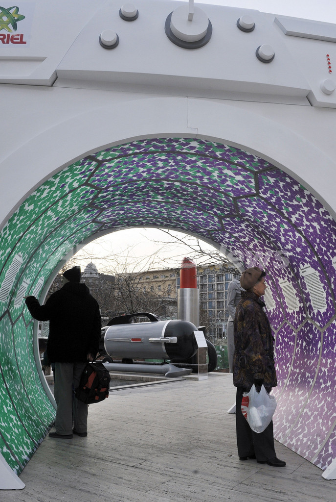 ストッキングにドライヤー、女性を変えた道具たちの巨大オブジェ