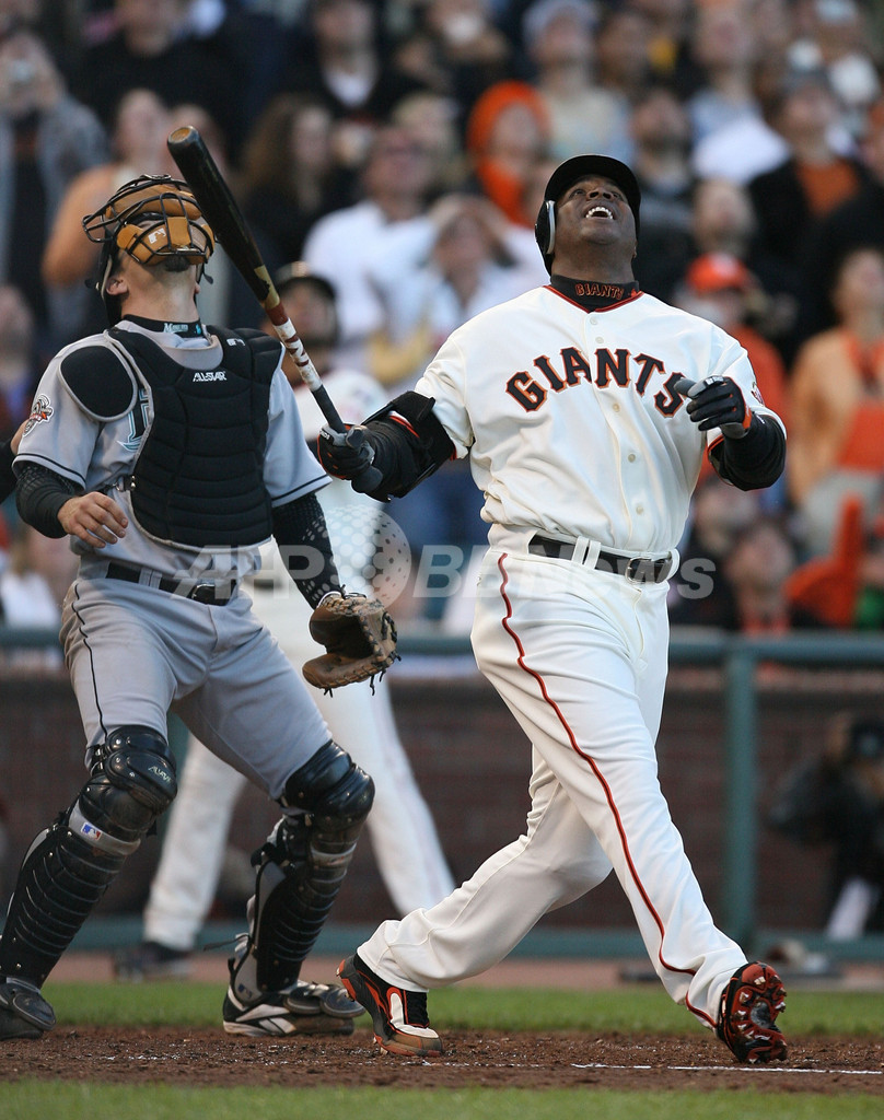 ボンズ 無安打に終わり本塁打記録に並べず